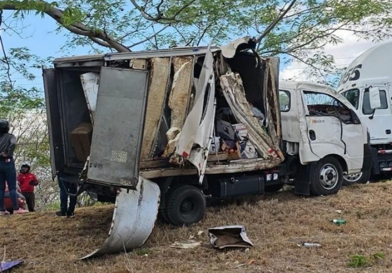 Accidente en Santa Rosa: camioncito choca contra un árbol