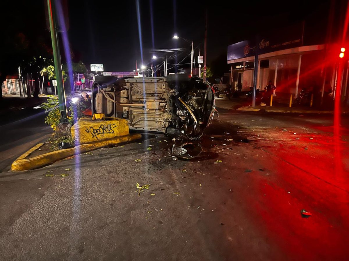 Accidente en Managua: conductor ebrio impacta semáforo