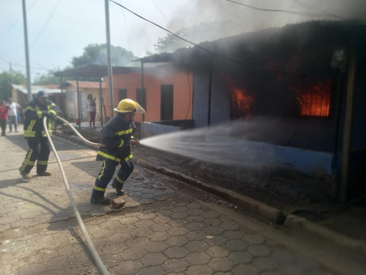 Incendio devastador consume vivienda en Mateare