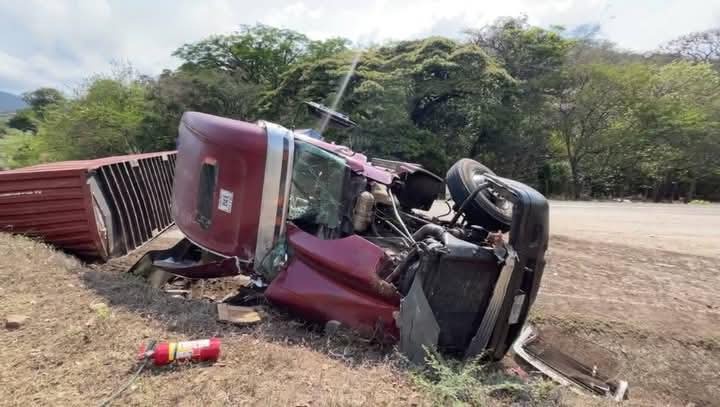 Vuelco de furgón en El Naranjo deja herido a conductor