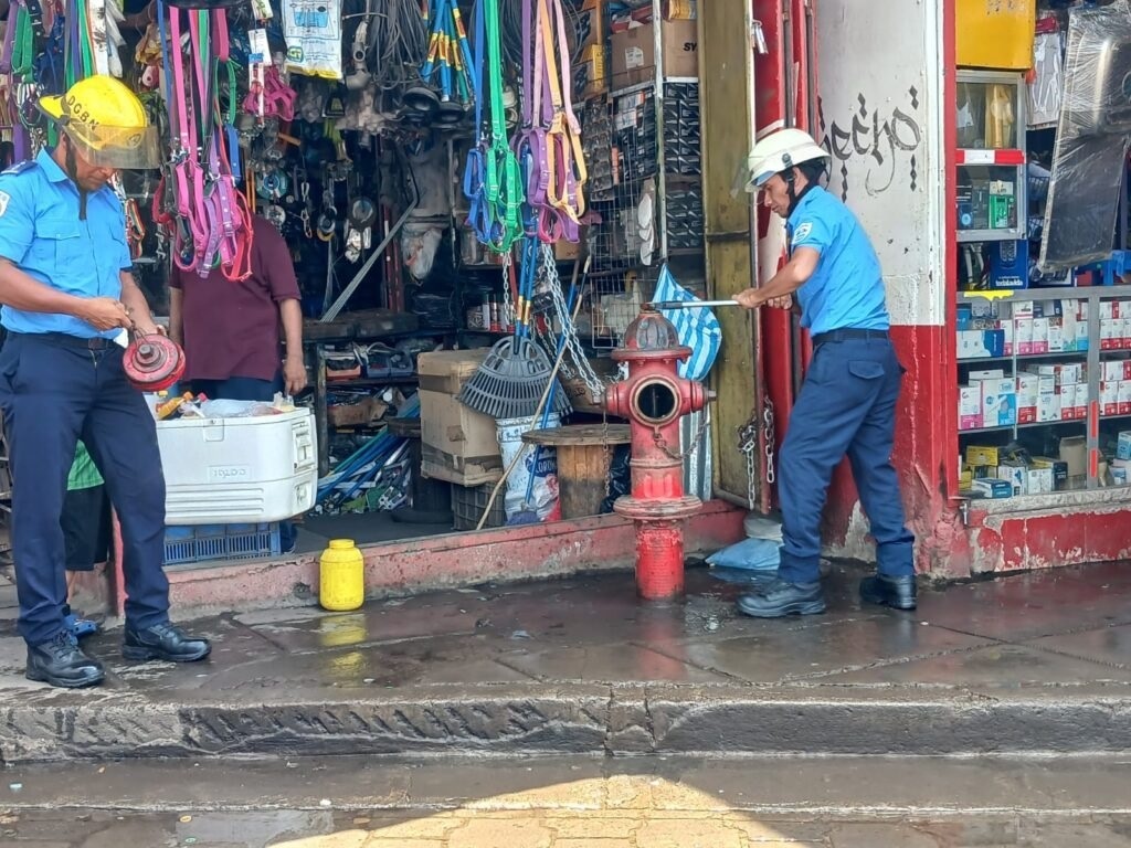 Inspección de bomberos en mercado Iván Montenegro