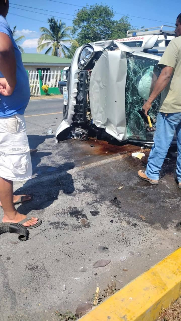 Camión de acarreo desbarata muro de vivienda en Bluefields
