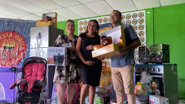 Periodista embarazada de Canal 13 recibe regalos durante conferencia de Prensa de Tu Nueva Radio YA
