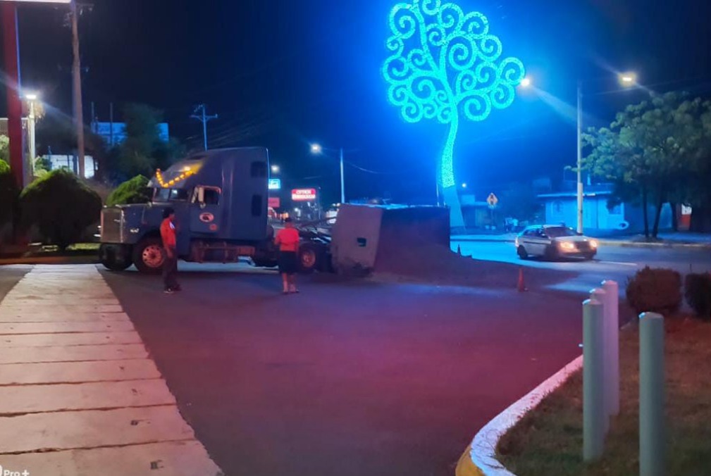 Tráiler vuelca en gasolinera por mala distribución del peso