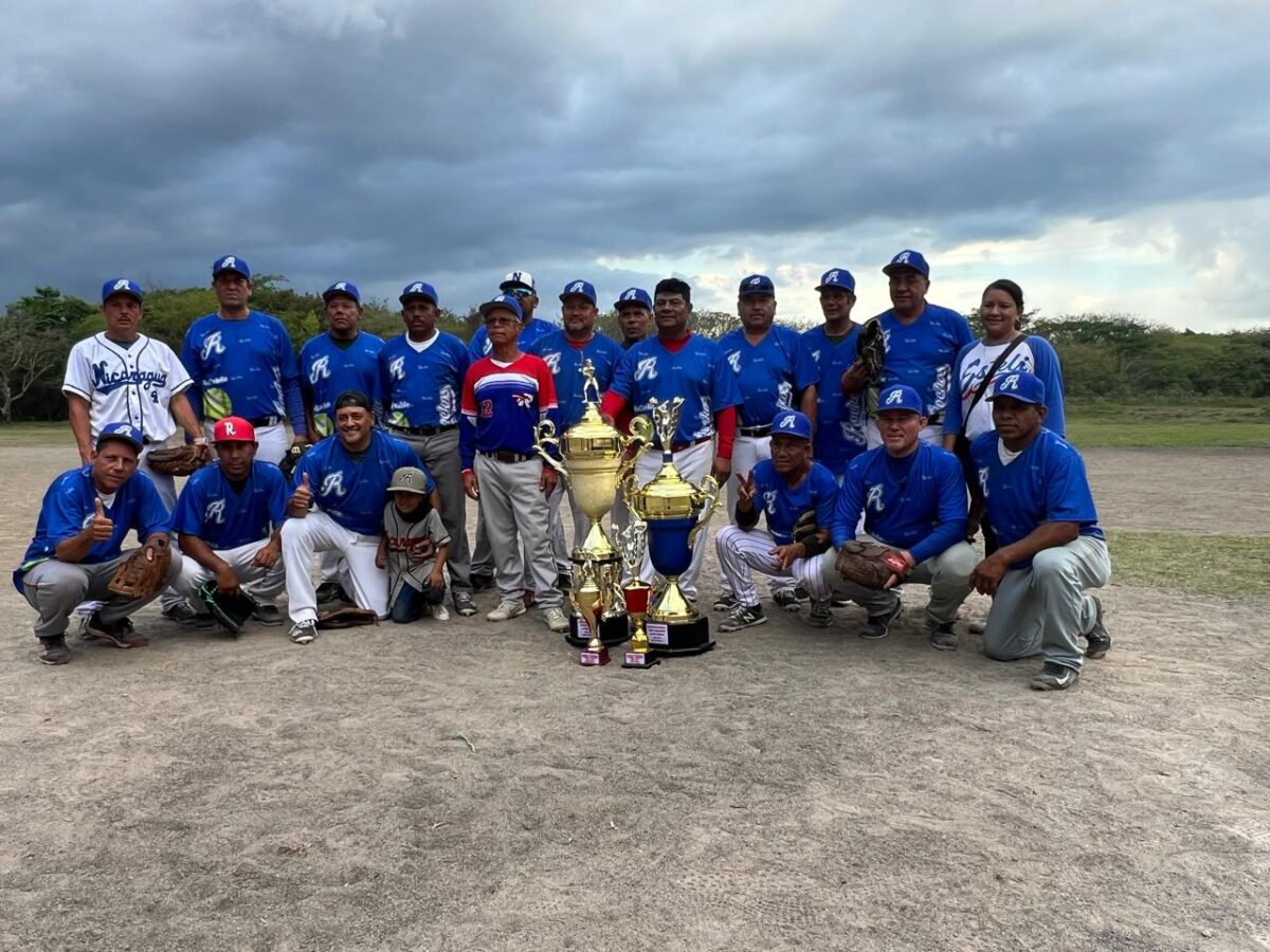 Estelí celebra triunfo del Team Rockos en torneo de softbol