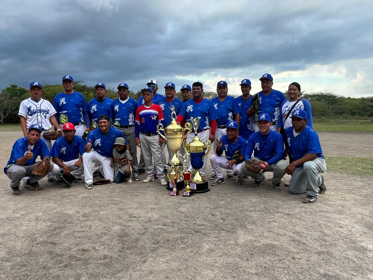 Estelí celebra triunfo del Team Rockos en torneo de softbol