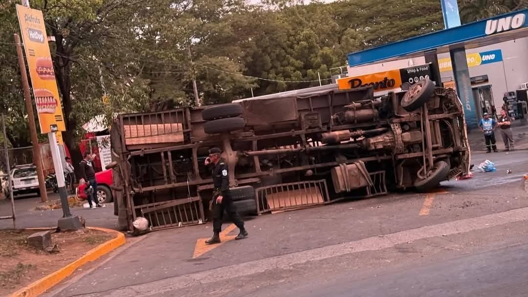 Camión se vuelca en Managua, solo daños materiales