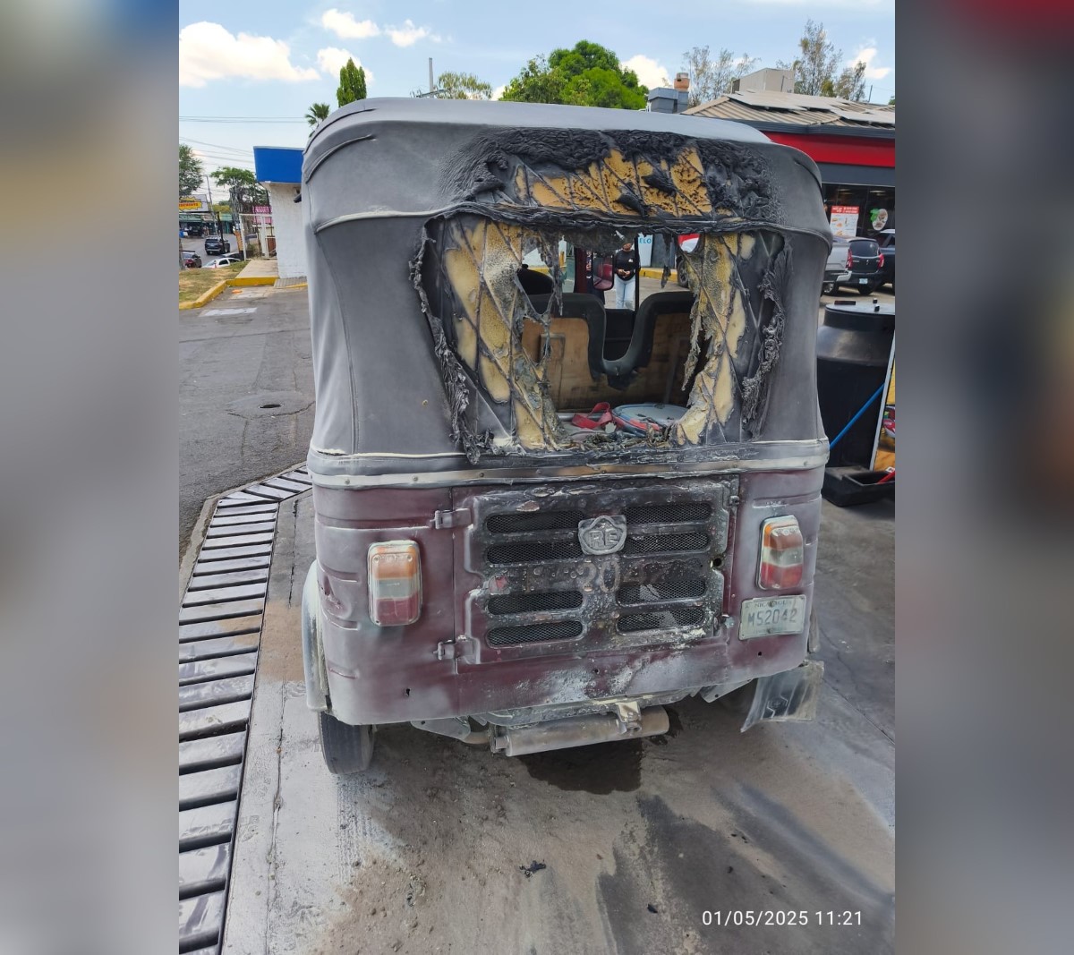 Esta moto taxi se incendió en una gasolinera ubicada en Carretera a Masaya