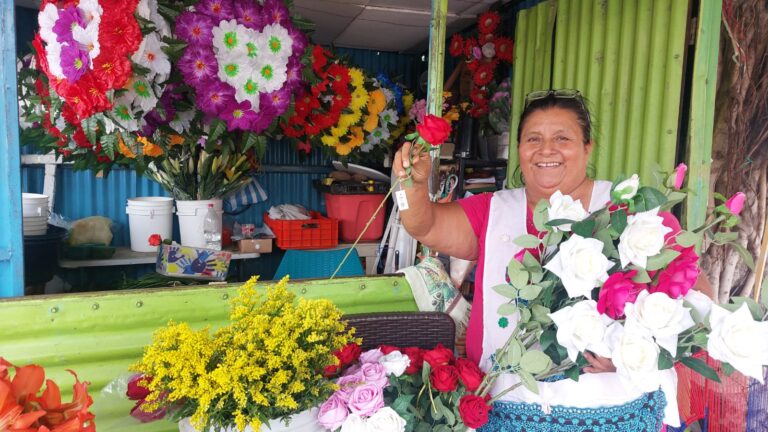Emprendimientos de arreglos florales ofrecen variadas opciones para sorprender a mamá
