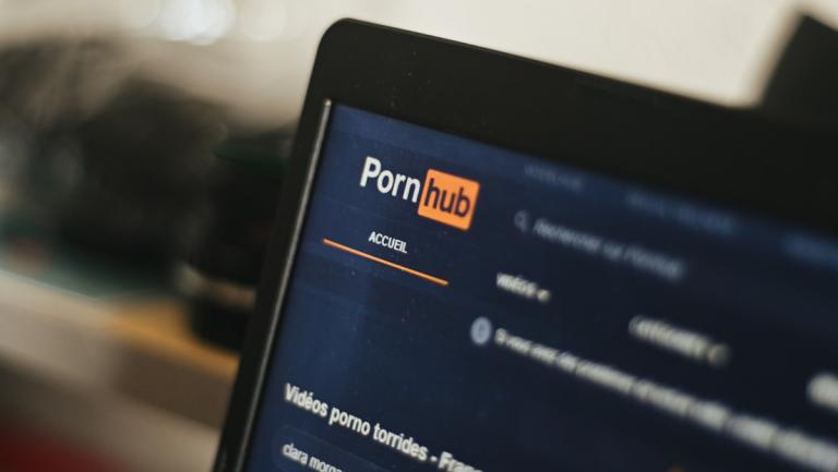 Pornhub y otros dos sitios apagarán su contenido porno en Francia en protesta contra nueva regulación