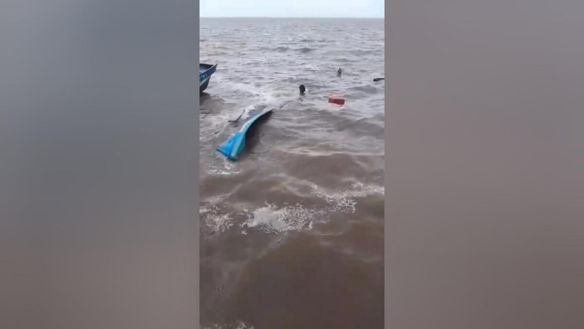 Bote que transportaba madera se vuelcó frente al muelle del mercado de Bluefields debido al mal tiempo