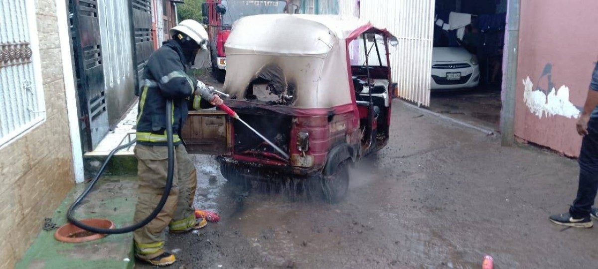 Incendio de moto-taxi en Managua causa grandes pérdidas