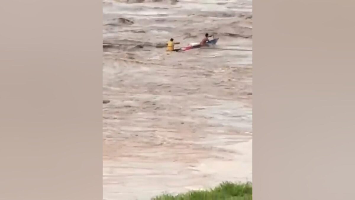 Dos jóvenes naufragaron al intentar cruzar el río Tuma