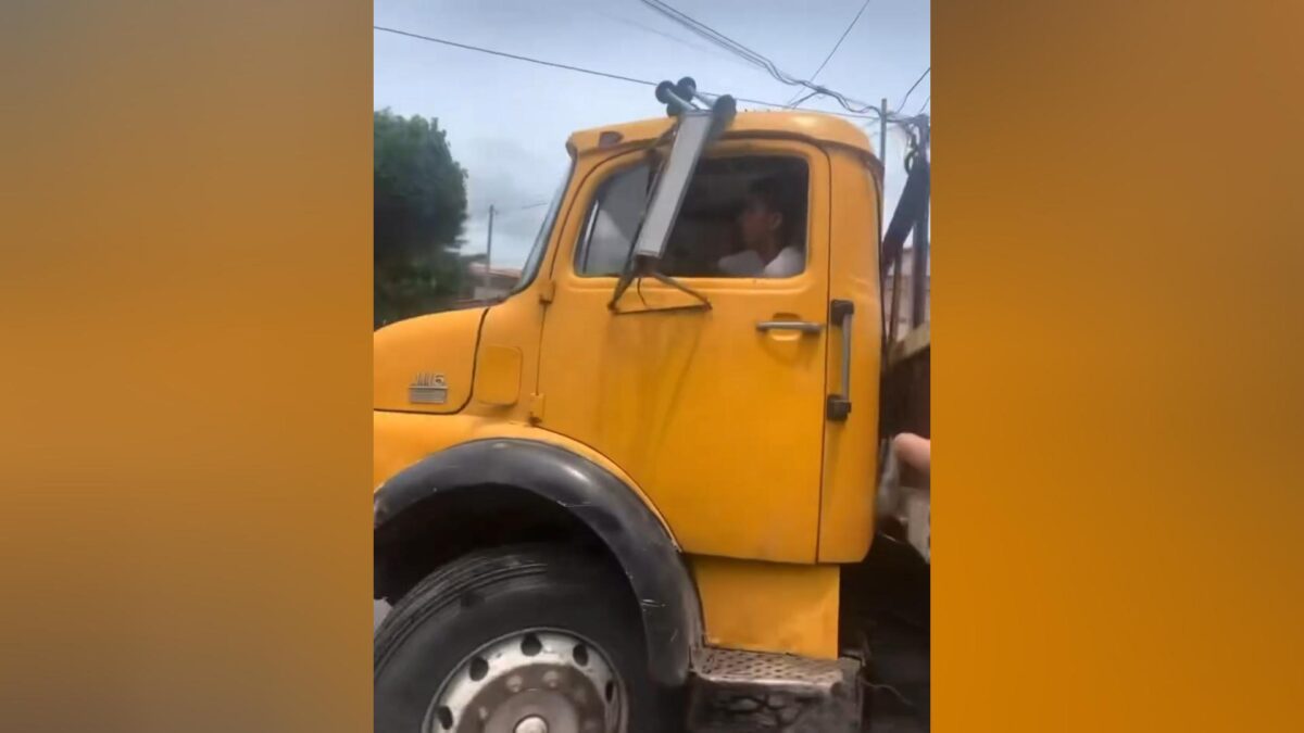 El joven conducía este camión
