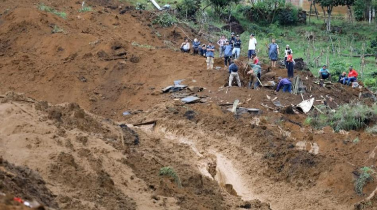 Deslave sepulta deja 16 muertos y 8 desparecidos en Colombia