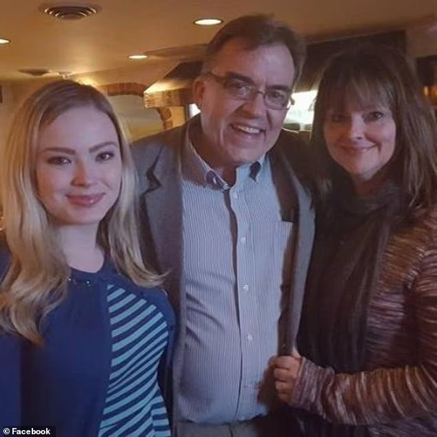 El senador demócrata John Hoffman, de 60 años, sobrevivió a un intento de asesinato con una bala que rozó por poco su corazón. Su esposa, Yvette, recibió un disparo al saltar sobre su hija Hope, salvándola
