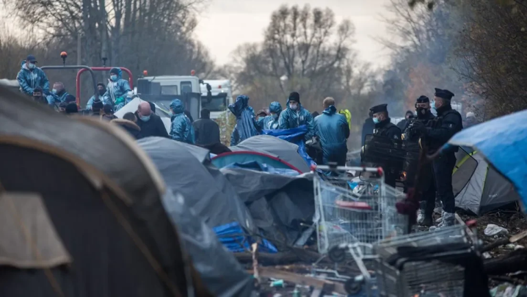 Fin de semana sangriento en un campamento de refugiados en Francia