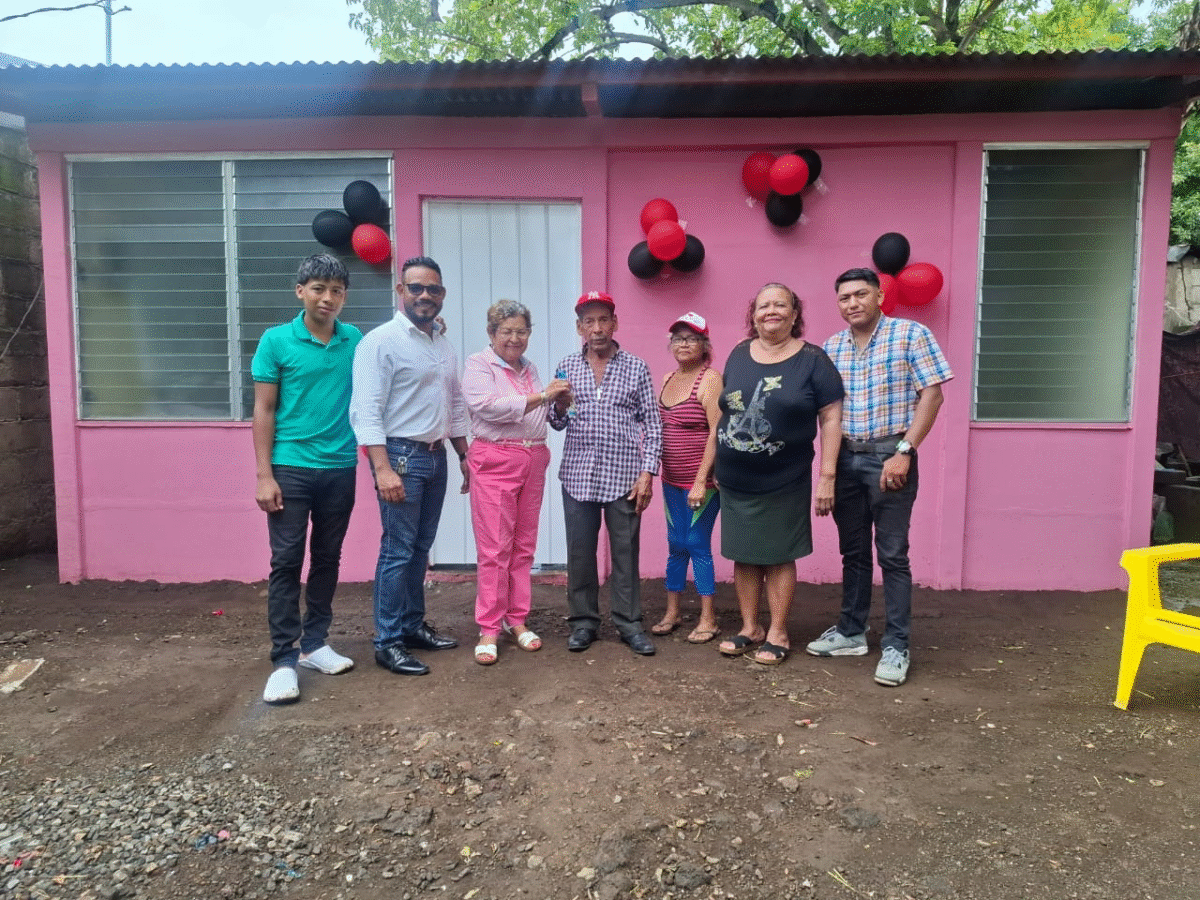 El gobierno del Frente Sandinista entrega viviendas a familias de los barrios Tomas Borges, Mario Carrillo y Hermogenez Diaz, en El Viejo, Chinandega