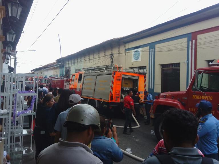 Bomberos Unidos sofocan incendio en costado sur del Mercado Central de León