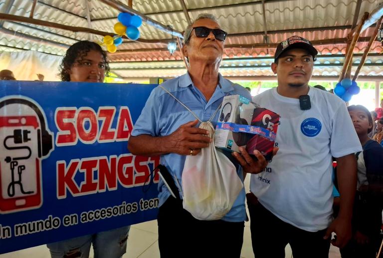 Tu Nueva Radio YA rifó decenas de premios en el Papá Panzón: Un ciego se llevó lujoso celular de soza Kingston