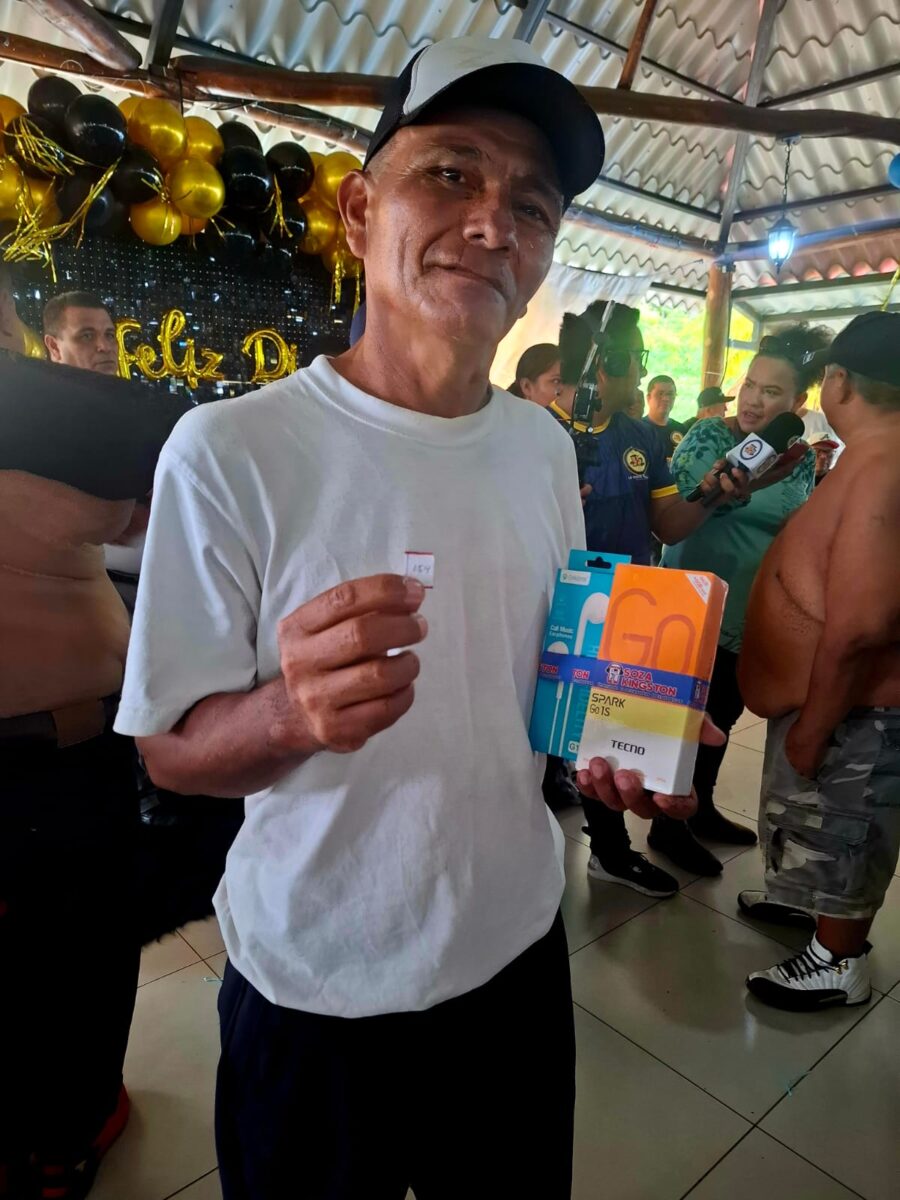 Roberto José Méndez Hernández, segundo ganador de teléfono celular