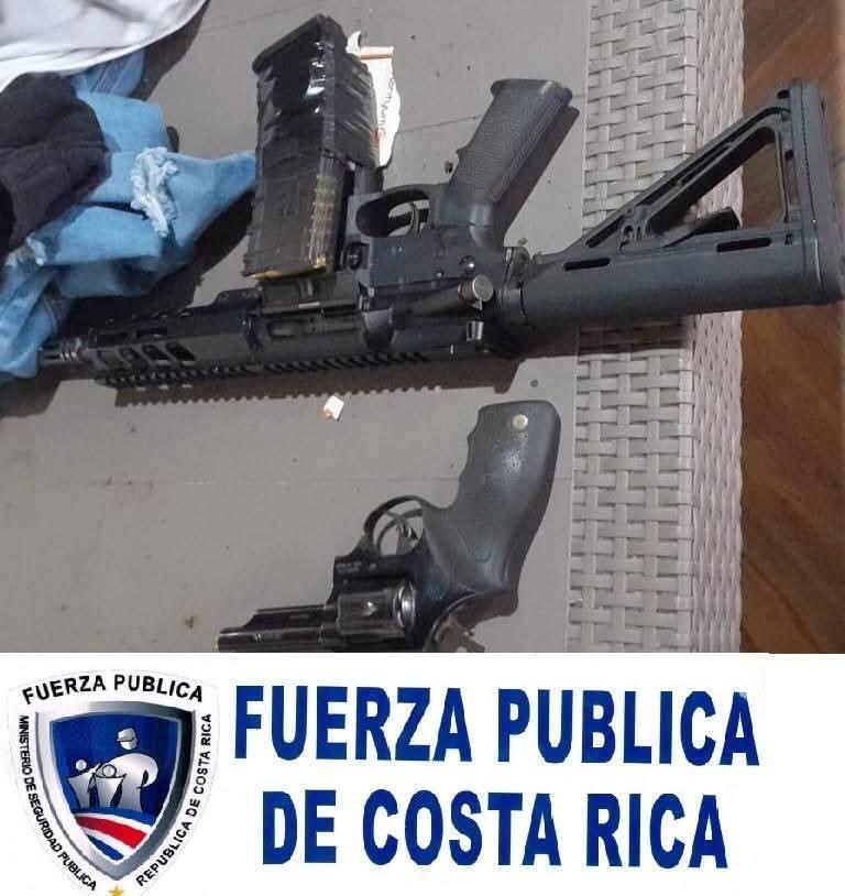 Detenidos en Limón: arsenal de armas y marihuana incautados