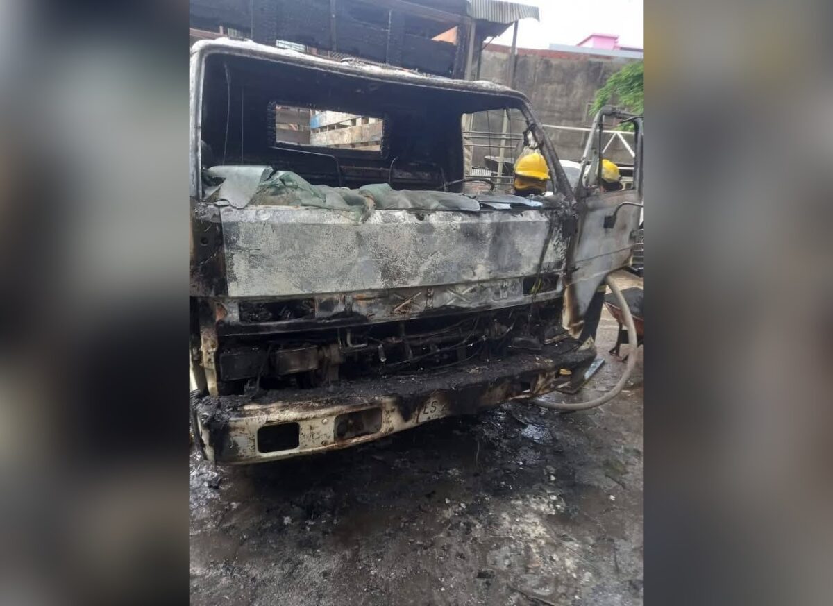 Camión de 4 toneladas se incendia en Managua