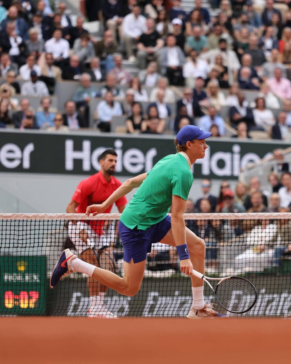 Jannik Sinner elimina a Novak Djokovic