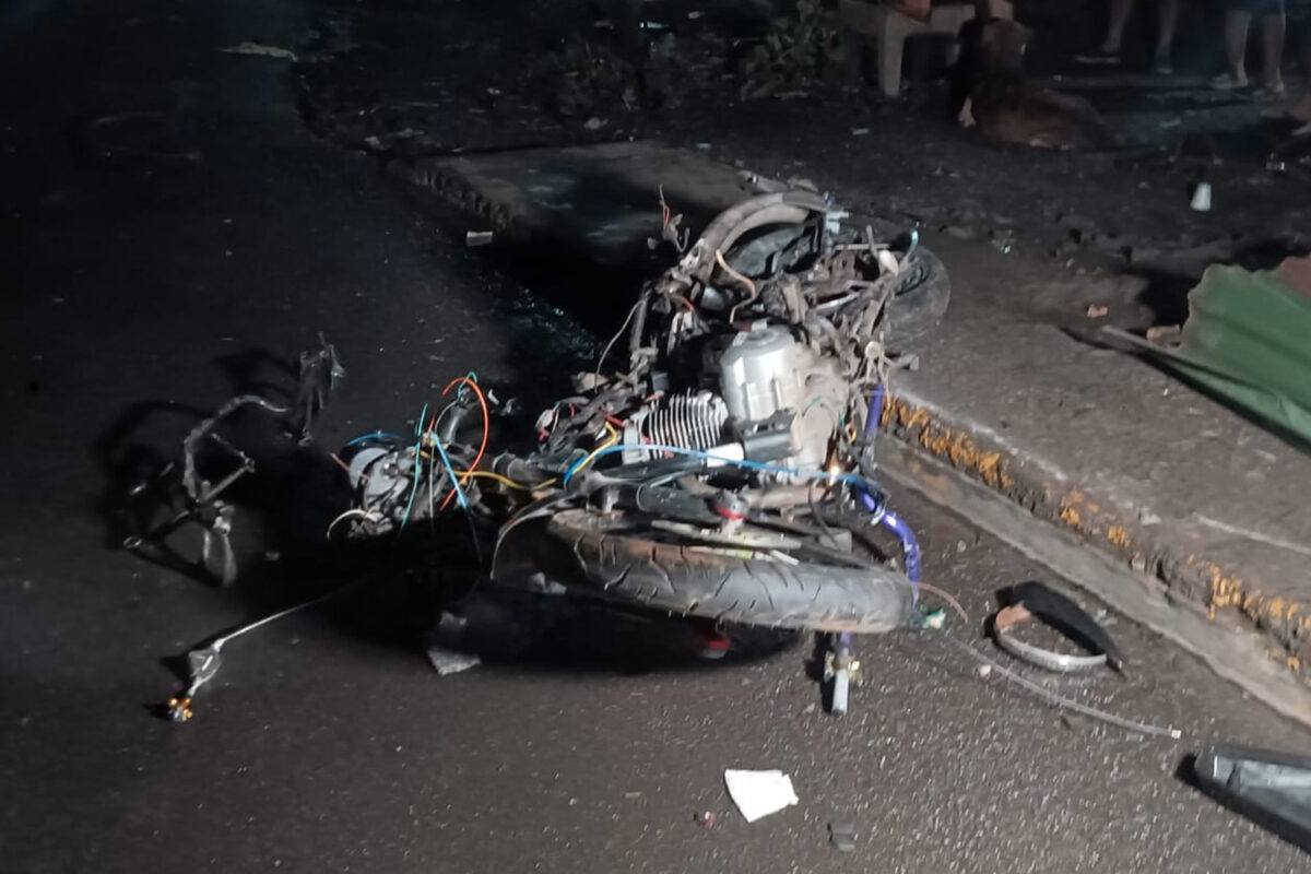 Se paso llevando esta motocicleta que estaba estacionada sobre la vía