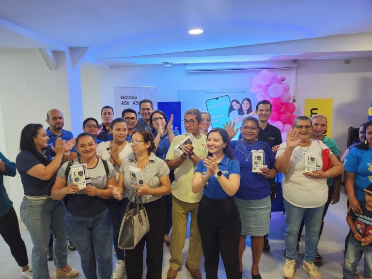 Airpak Western Union entrega celulares a ganadores de la dinámica para mamá