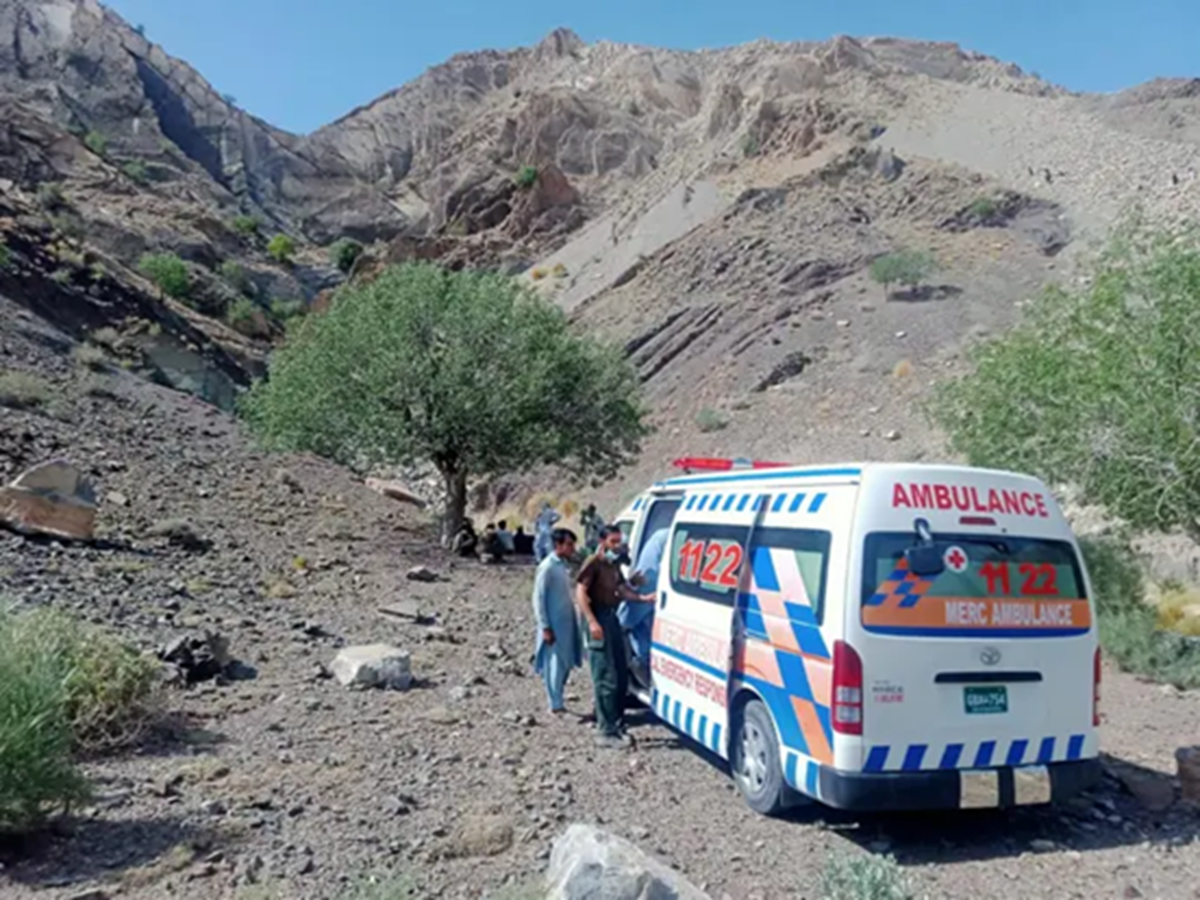 43 pasajeros, 6 muertos y un conductor fugitivo en Pakistán