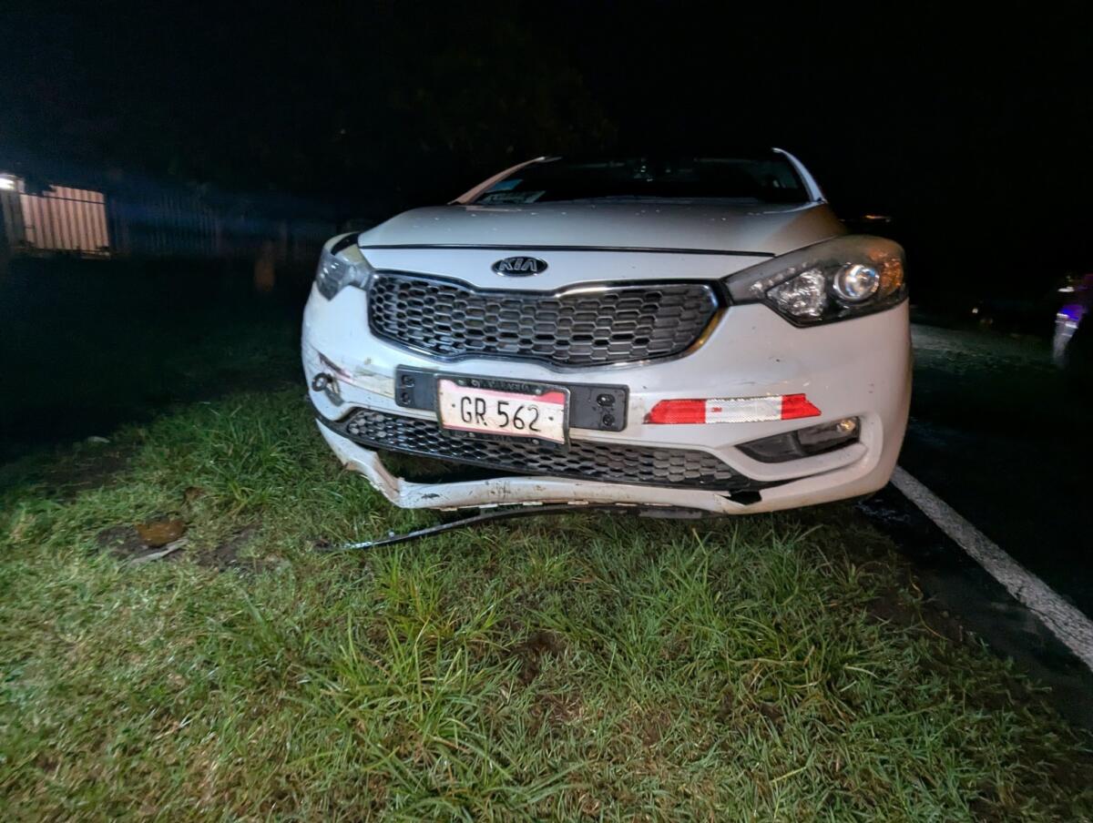 El ciclista impactó contra este taxi