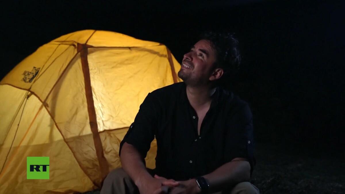 Erick acampando al borde del Volcán Telica