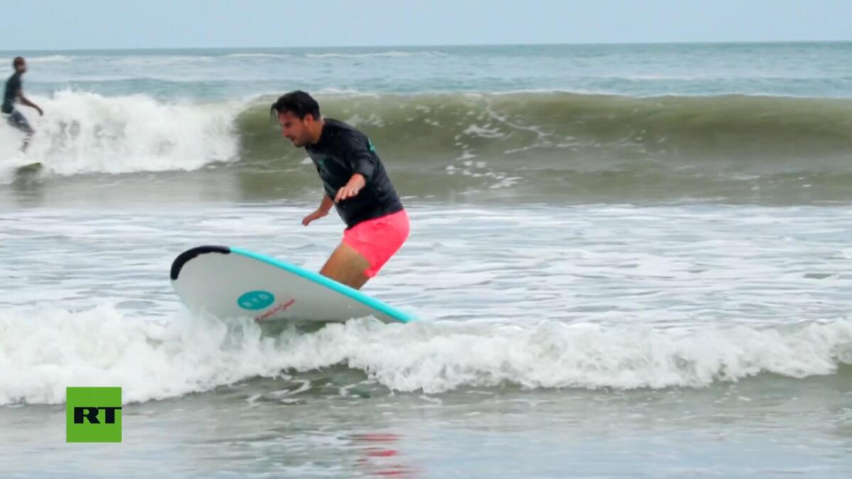 Erick Fonseca practicando surf en Playa Remanso, Nicaragua