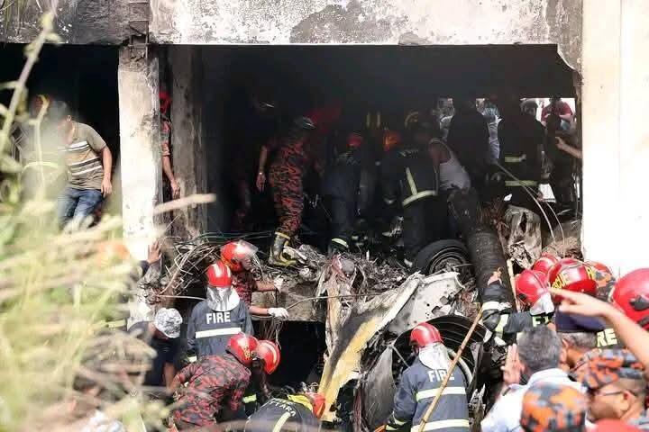 Avión F-7BGI se estrella en escuela de Daca: 19 muertos y 100 heridos en tragedia aérea