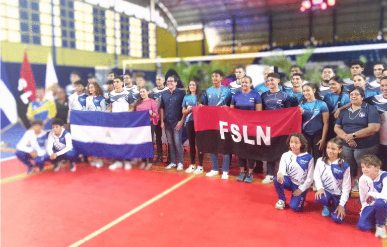 Gobierno abandera a selecciones nacionales de Atletismo y Voleibol rumo a competencias internacionales