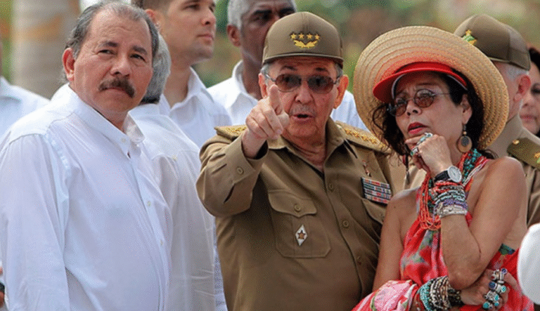 Raúl Castro y Díaz-Canel saludan a Nicaragua por el 46/19