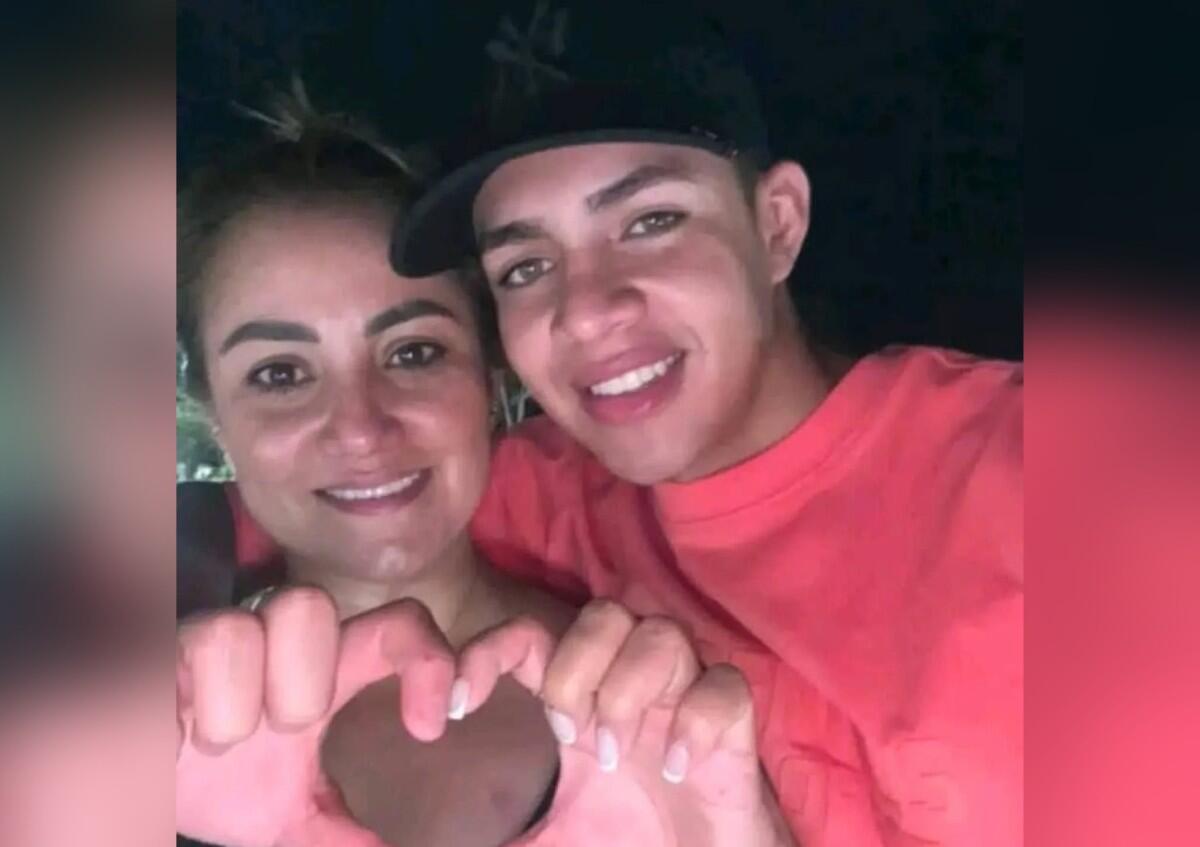 Maribel Mejía y su hijo Tomás Meneses Mejía