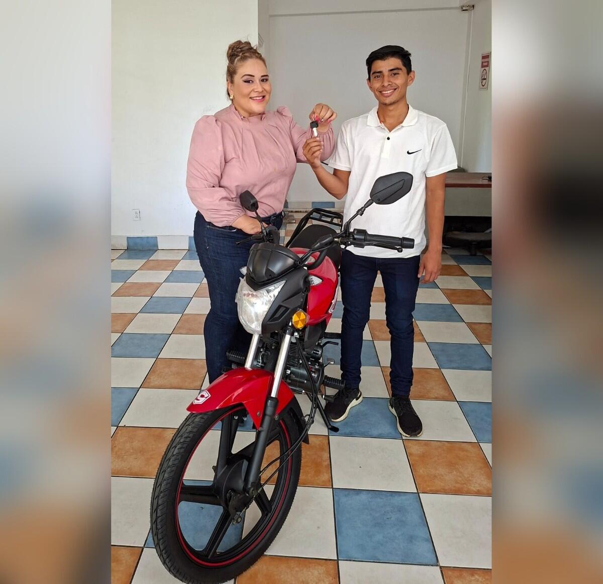 Rodrigo Antonio Casco ganó una motocicleta con La Nueva Radio YA