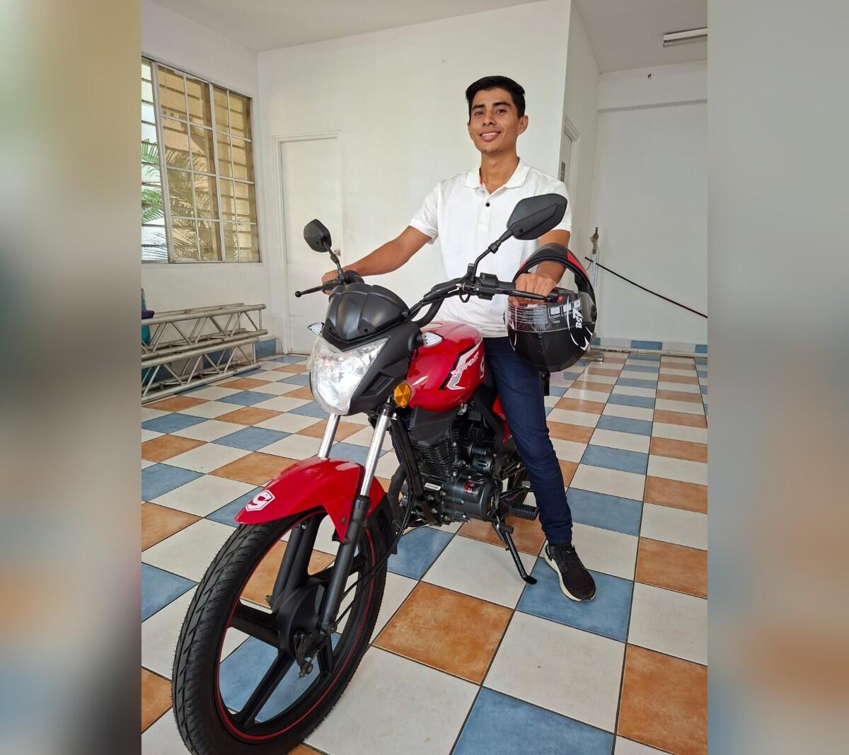 Rodrigo Casco gana una motocicleta en Tu Nueva Radio Ya