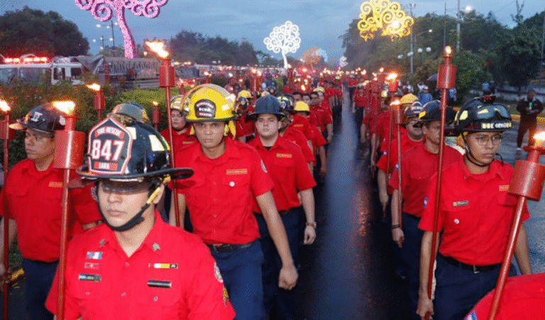 Bomberos celebran 79 años con desfile de antorchas