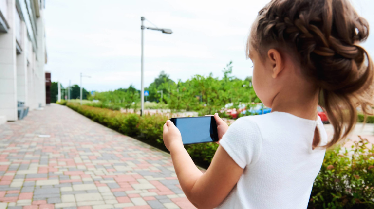 «Por más hijas así»: bebé evita que su madre revise el teléfono del marido (VIDEO)