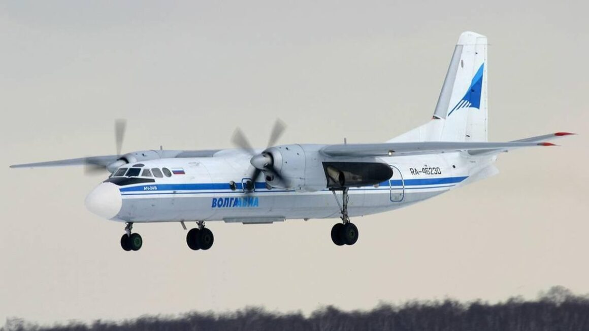 Un avión de pasajeros Antonov An-24