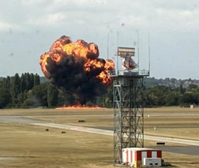 Avión se convierte en bola de fuego tras estrellarse en aeropuerto de Londres