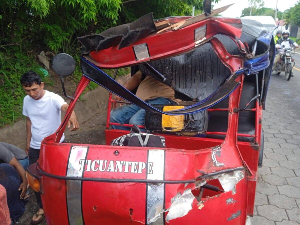 Grave accidente en Ticuantepe: mototaxi y microbús colisionan