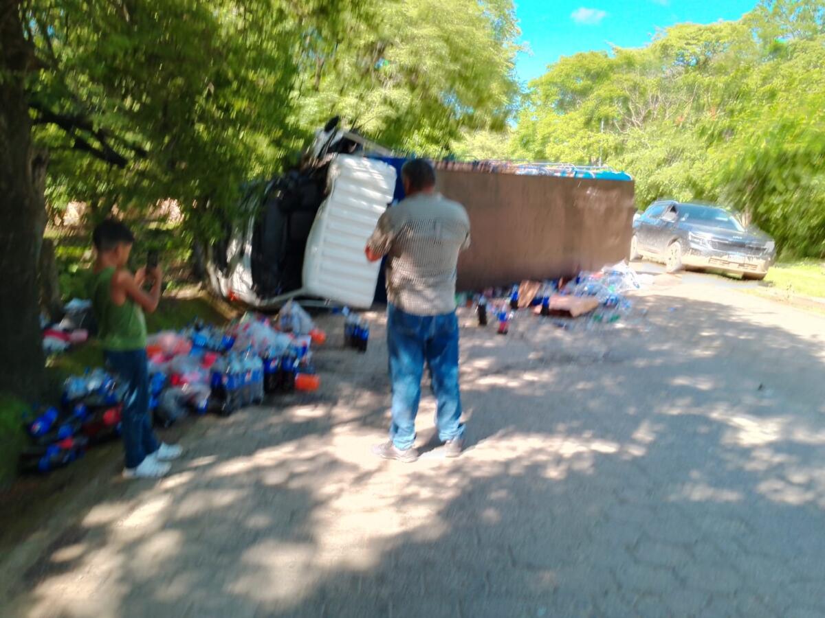 Vuelco de camión en Tola: trabajadores heridos