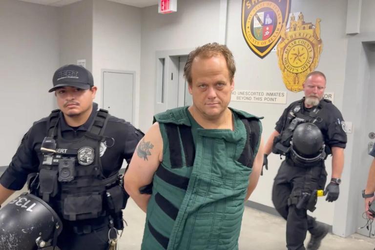 Ex empleado escolar de Texas es acusado de asesinar a su esposa y convivir con su cadáver por más de un mes
