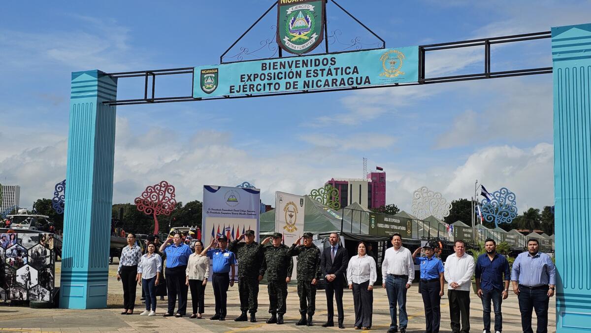 General Avilés dedica exposición militar a la juventud que no se rinde ni se rendirá jamás