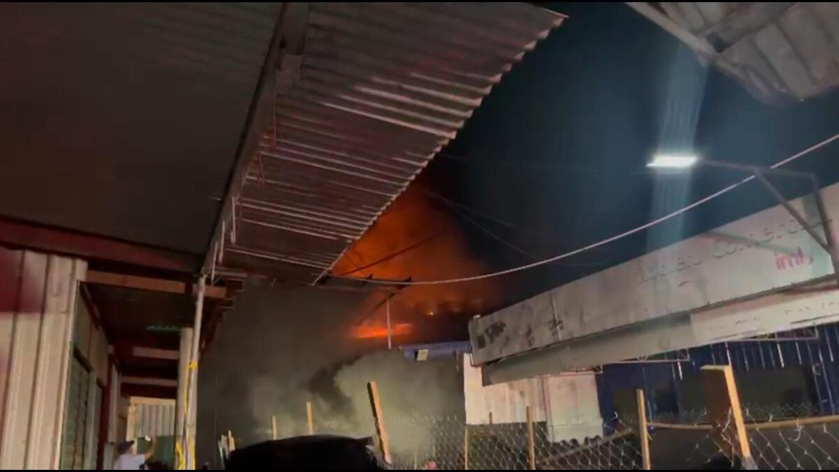 Incendio arrasa tramos del Mercado Oriental en Managua