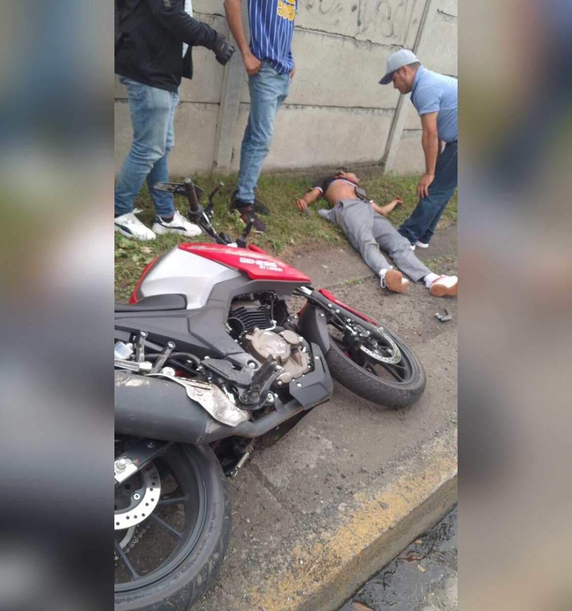 Accidente en Managua: Joven motociclista herido en colisión